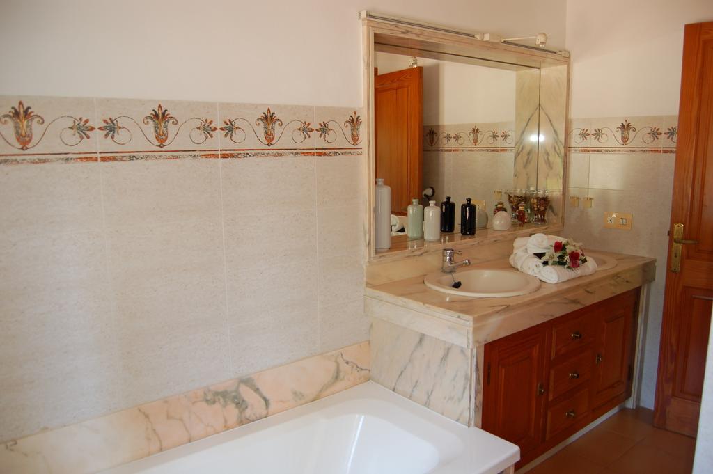 Mountain Beach Villas: Family-Friendly Retreat for Active Travelers Port de Pollenca Room photo